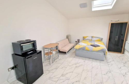 Broad Green Casa | Huge 7-bedroom House in Croydon