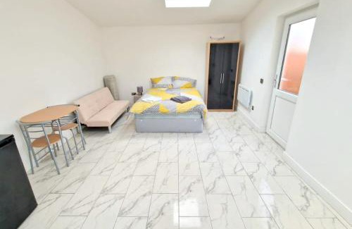 Broad Green Casa | Huge 7-bedroom House in Croydon