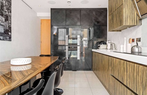 Bunhill Casa | Huge 7-Story Townhouse with Private Patio | Walk to Shoreditch & City
