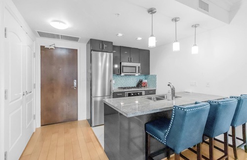 Lower Lonsdale Apartamento | HUGE BALCONY W/WATERFRONT - 90 days minimum