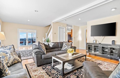 Colchester Casa | Huge camp with private beach and sunset views!