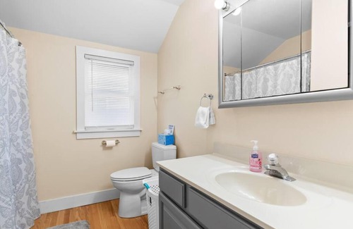 Colchester Casa | Huge camp with private beach and sunset views!