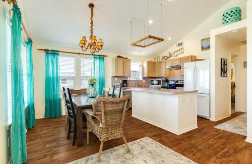 Jamaica Beach Casa | Huge Deck Fully Fenced & Pups Welcome