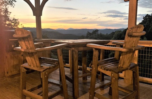 Boone Casa | Nueva lista, 5 dormitorios, 5. 5 baños, excelentes vistas, 2 cubiertas enormes, comunidad cerrada