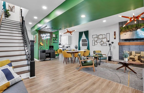 West Columbus Casa | Huge downtown house near OSU, Nationwide Arena w/ EASY Parking + Dogs ok