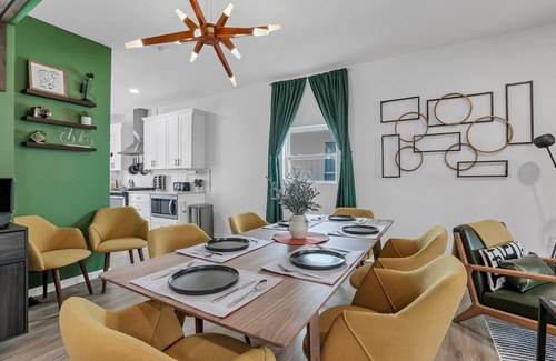 West Columbus Casa | Huge downtown house near OSU, Nationwide Arena w/ EASY Parking + Dogs ok