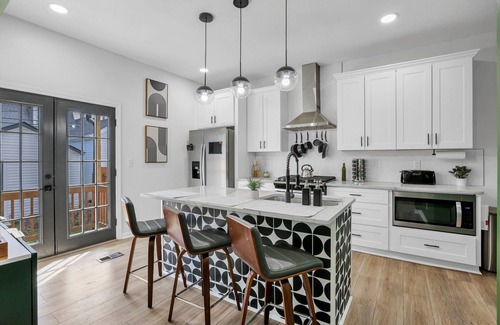 West Columbus Casa | Huge downtown house near OSU, Nationwide Arena w/ EASY Parking + Dogs ok