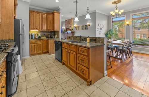 Holy Cross Casa | Huge Downtown Retreat with Free Parking