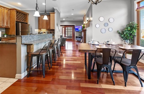Holy Cross Casa | Huge Downtown Retreat with Free Parking