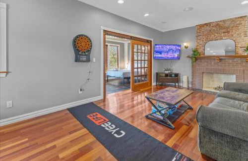 Holy Cross Casa | Huge Downtown Retreat with Free Parking