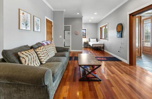 Holy Cross Casa | Huge Downtown Retreat with Free Parking