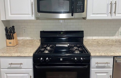 Savannah Casa | Huge, Family-Friendly Home. 10-Mins to Downtown! Giant TV's, sweet back porch!