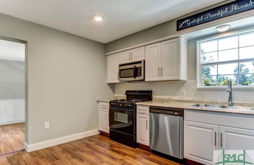 Savannah Casa | Huge, Family-Friendly Home. 10-Mins to Downtown! Giant TV's, sweet back porch!