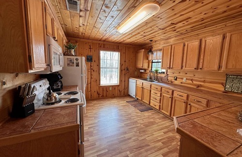 Ringold Cabina | Huge fire pit, NEW hot tub, outdoor deck, quiet area, less than a mile to lake