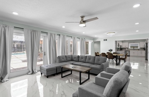 Sunset Park Casa | Huge Heated Pool I Playground I 6 TVs