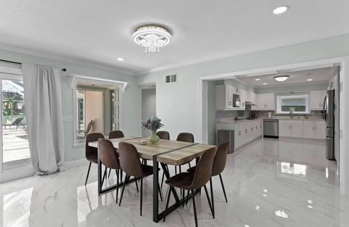 Sunset Park Casa | Huge Heated Pool I Playground I 6 TVs
