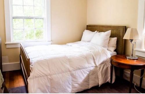 Marlboro Casa | Huge Historic 6 Bedroom House that sleeps 13 with Stream and Waterfall
