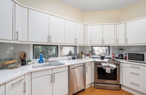 College Hill Casa | Huge historic Eastside home - walk to Brown, RISD