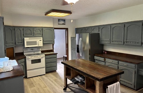 Lenexa Casa | HUGE HOME 6bd/3ba/Fenced Yard: 16+ Guests ☆Kid & Pet-Friendly☆GRILL☆Pool Table☆