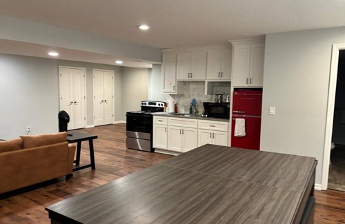 Lenexa Casa | HUGE HOME 6bd/3ba/Fenced Yard: 16+ Guests ☆Kid & Pet-Friendly☆GRILL☆Pool Table☆