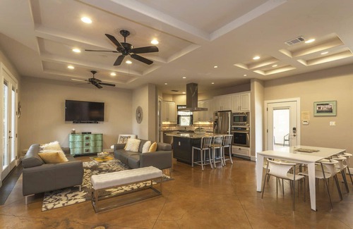 Central East Austin Casa | AMPLIA CASA / GRUPOS GRANDES / 6BDRM / 4BA / 11BEDS / UBICACIÓN PERFECTA / FRANKLIN BBQ!