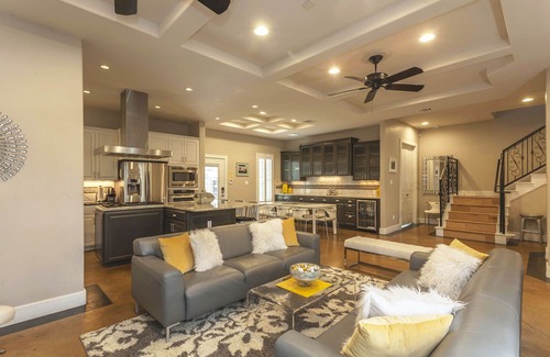 Central East Austin Casa | AMPLIA CASA / GRUPOS GRANDES / 6BDRM / 4BA / 11BEDS / UBICACIÓN PERFECTA / FRANKLIN BBQ!