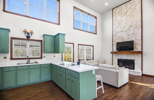 Lincolnton Casa | HUGE HOME ON LAKEFRONT W/DEEPWATER DOCK!! Family, pet, and kid friendly!