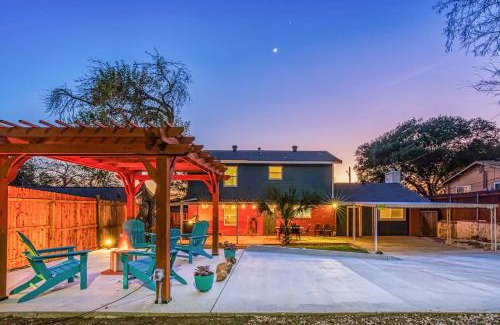 North San Antonio - SAT Casa | Huge House Fun Central 4BD 3BA with POOL