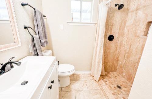 North San Antonio - SAT Casa | Huge House Fun Central 4BD 3BA with POOL