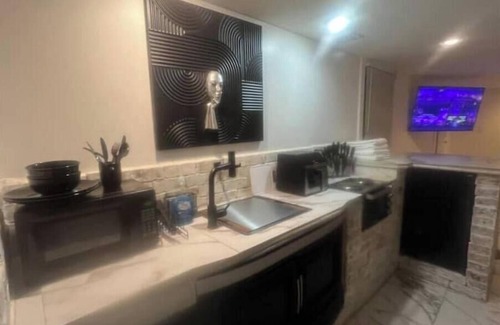 Collier Heights Apartamento | HUGE-INTOWN STUDIO SUITEw/fireplace&DbleRainShower