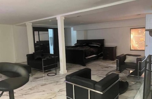 Collier Heights Apartamento | HUGE-INTOWN STUDIO SUITEw/fireplace&DbleRainShower