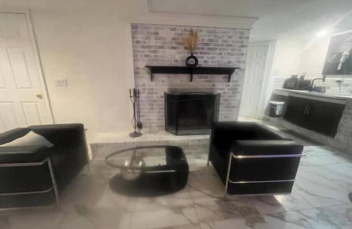 Collier Heights Apartamento | HUGE-INTOWN STUDIO SUITEw/fireplace&DbleRainShower