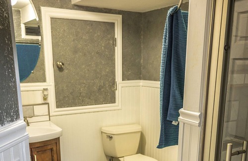 Stetson Hills Apartamento | Huge king size suite w/private entrance shower, wifi, kitchen, Long Term avail