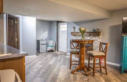 Stetson Hills Apartamento | Huge king size suite w/private entrance shower, wifi, kitchen, Long Term avail