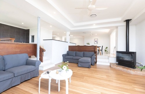 Whoota Casa | Wallis Lakehouse, Pacific Palms
