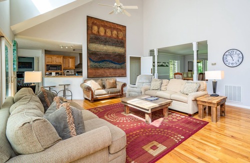 Asheville Casa | 6-BD 5-BA Lodge. 1. 5 millas a la ciudad, 4400 pies cuadrados, vistas al monte, duerme 12-18, mascotas OK!