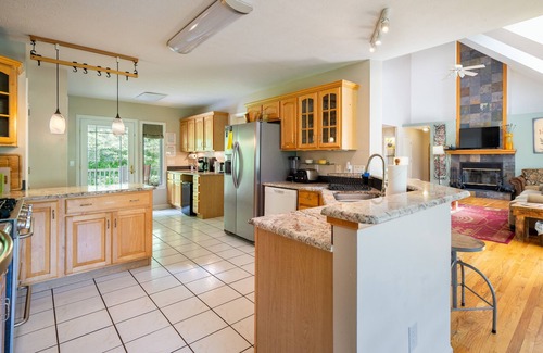 Asheville Casa | 6-BD 5-BA Lodge. 1. 5 millas a la ciudad, 4400 pies cuadrados, vistas al monte, duerme 12-18, mascotas OK!