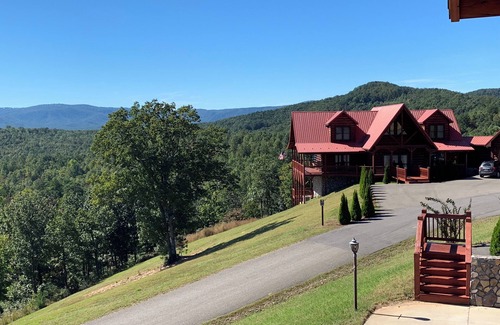 Dobson Casa | Huge Lodges side by side with 10 rooms in Mt Airy North Carolina Wine Country