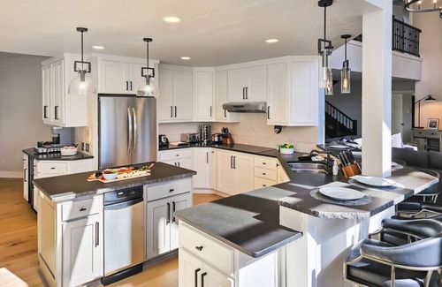 Linn Creek Casa | Huge Mansion / Pool / Sleeps 30+