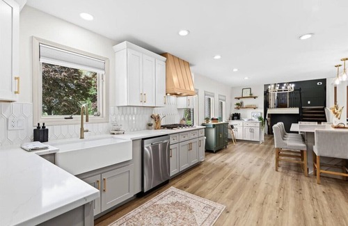 Howell Casa | Huge Modern Home on 10 Acres-Indoor Pool & Sauna!