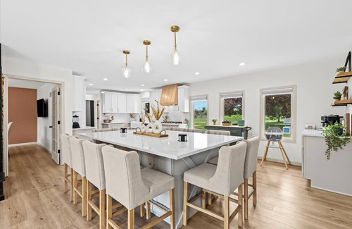 Howell Casa | Huge Modern Home on 10 Acres-Indoor Pool & Sauna!