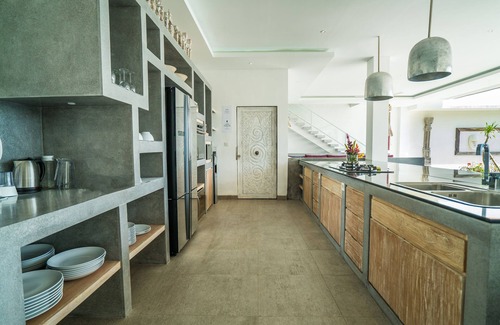 Sunset Road Villa | VILLA MODERNA, 14 PERSONAS, GRAN PISCINA, PERSONAL DEL HOGAR, SEMINYAK
