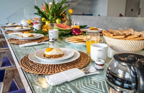 Sunset Road Villa | VILLA MODERNA, 14 PERSONAS, GRAN PISCINA, PERSONAL DEL HOGAR, SEMINYAK