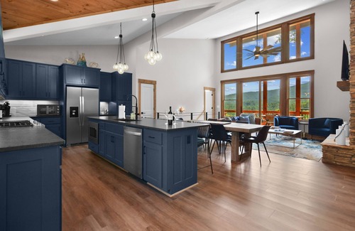 Ellijay Cabina | HUGE Mountain Views!!! PRIVATE outdoor pool, pickleball/basketball court, fire pit, hot tub