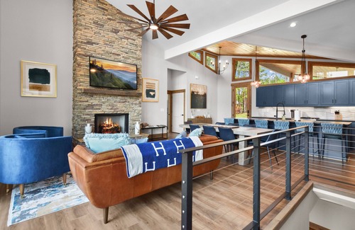 Ellijay Cabina | HUGE Mountain Views!!! PRIVATE outdoor pool, pickleball/basketball court, fire pit, hot tub
