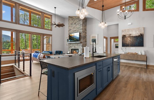 Ellijay Cabina | HUGE Mountain Views!!! PRIVATE outdoor pool, pickleball/basketball court, fire pit, hot tub