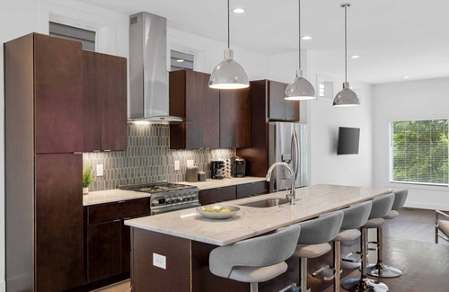Berry Hill Casa | Huge Nashville Home - 1 King / 6 Queens & Balcony