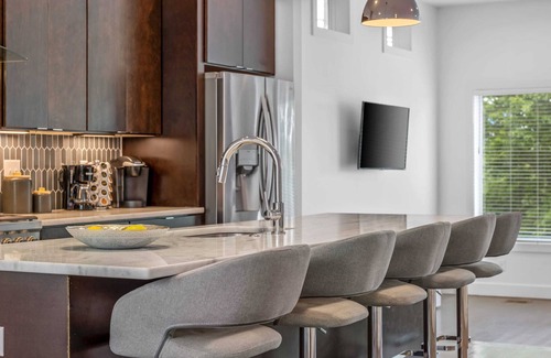 Berry Hill Casa | Huge Nashville Home - 1 King / 6 Queens & Balcony