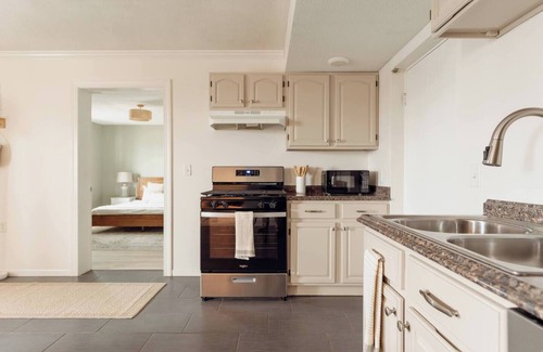 Conneaut Lakeshore Apartamento | Huge, One Bedroom Apartment w/Balcony