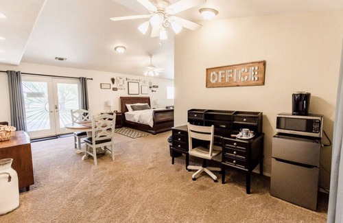 Fresno Apartamento | Huge Private Guest suite w/ jet tub in great neighborhood near attractions